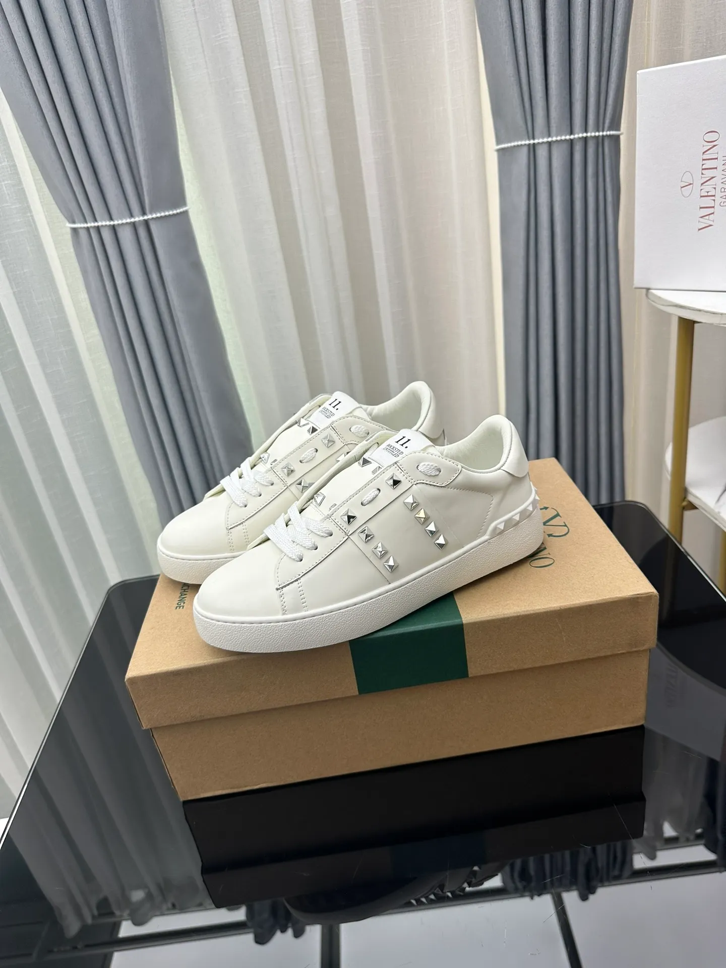 👟👟Ex-factory price 480 Valentino Valentino GARAVANI OPEN DISCO rivets thick sole casual sports shoes heightening white shoes original purchase and development production V family classic series rivet white shoes hot sale at the counter brand new huge height 6.5cm platform thick sole with the original classic series perfect favorite for short people and comes with exquisite packaging at the counter 🛍📦 ▪️ Fabric: Original customized imported calfskin ▪️ Lining: Imported customized soft cowhide lining ▪️ Sole: Original molded ultra-light rubber foam material ▪️ Sole thickness: 6.5 ▪️ Size: Women's 35-45 (45 is custom-made and cannot be returned or exchanged)